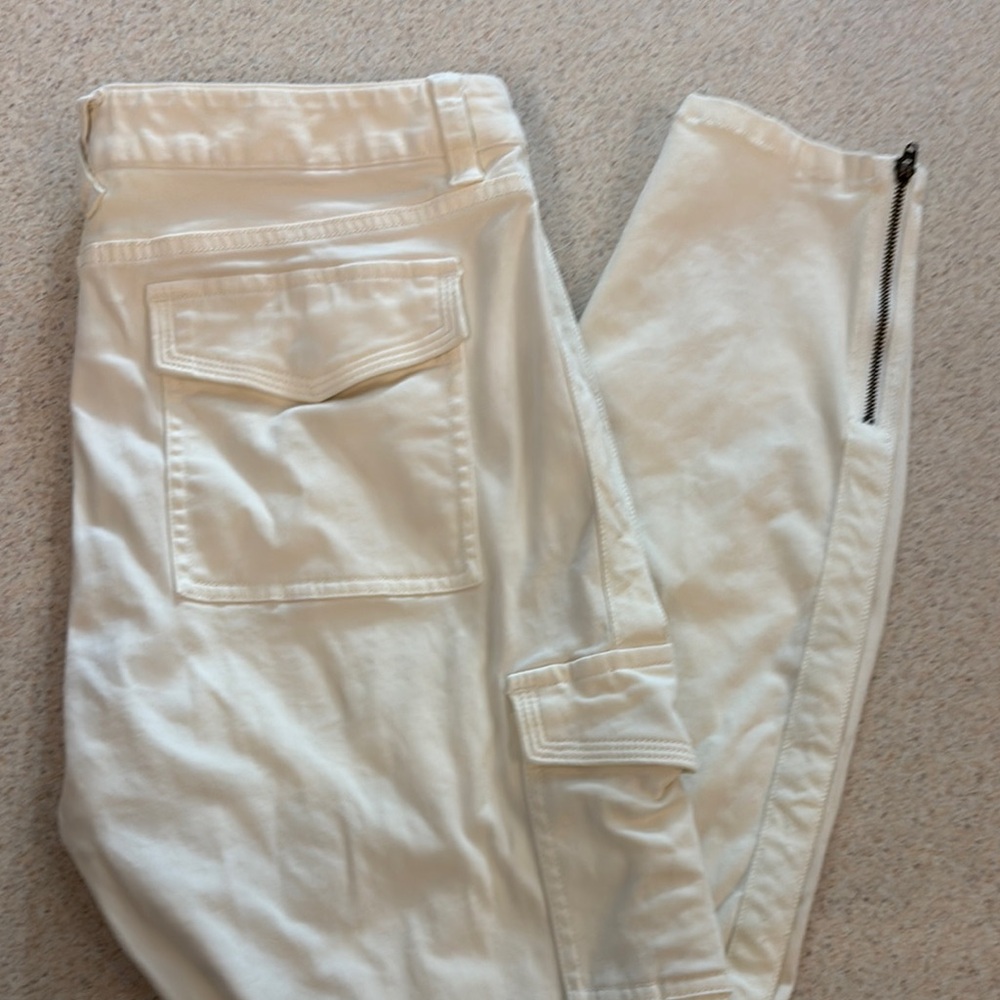 Vineyard Vines Stylish Cream Cargo Pants with Zipper Detail